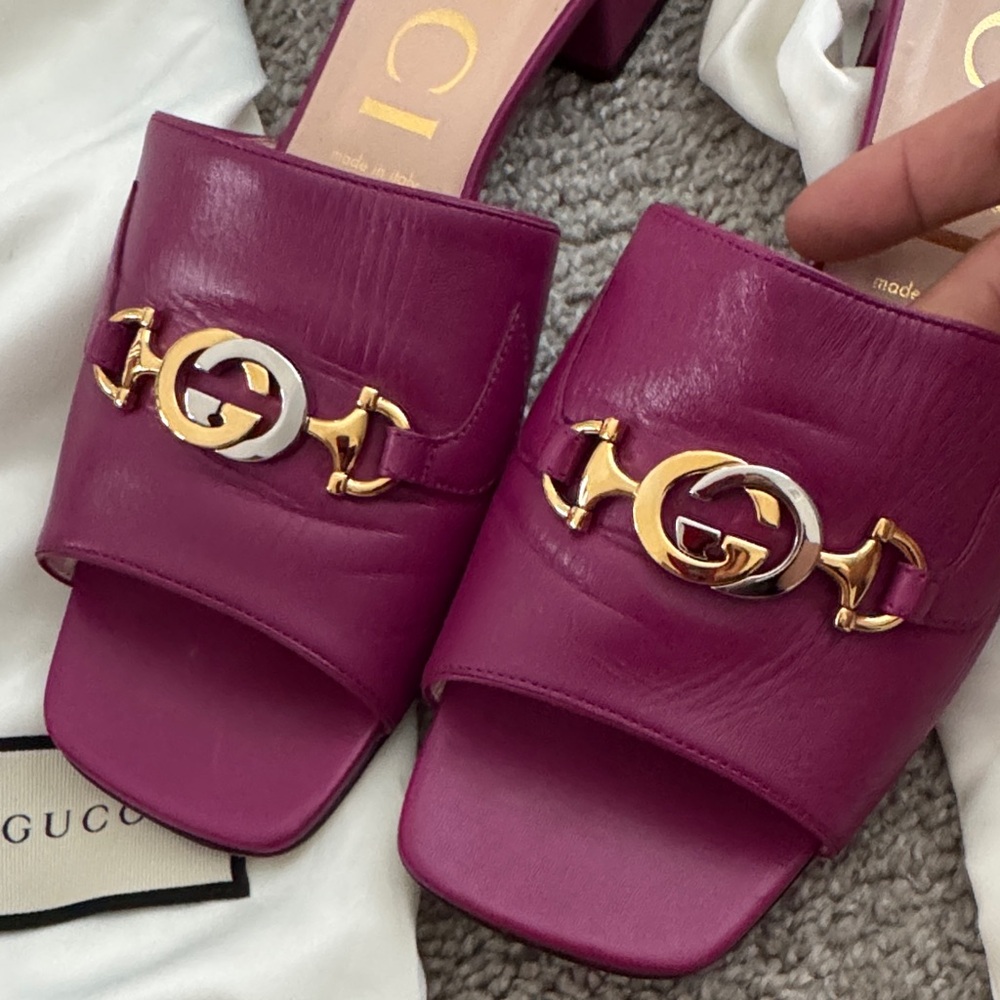 Gucci Women's Magenta Mules with Gold Detail - Picture 2 of 14